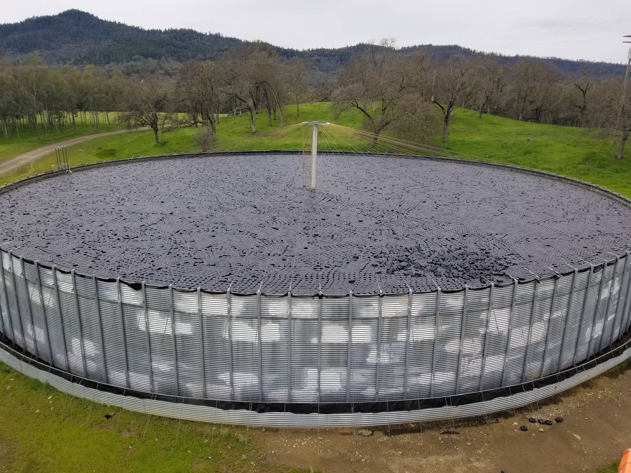 Hexprotect AQUA interlocking hexagonal floating cover tiles achieving 99% coverage on a drinking water reservoir, preventing algae growth and evaporation loss