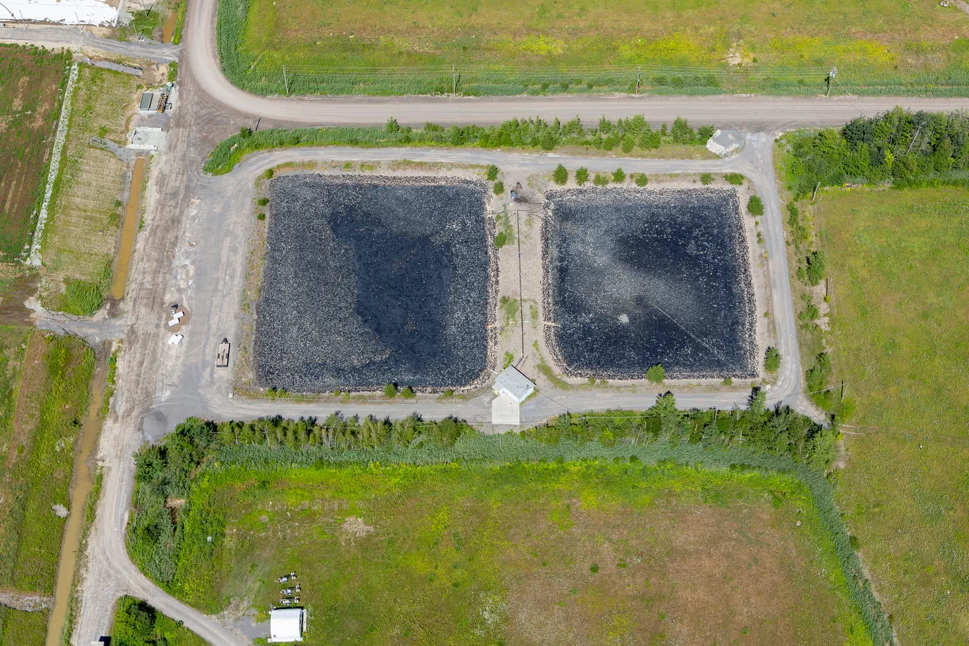 Aerial photo of two rectangular basins covered with Hexprotect AQUA hexagonal tiles