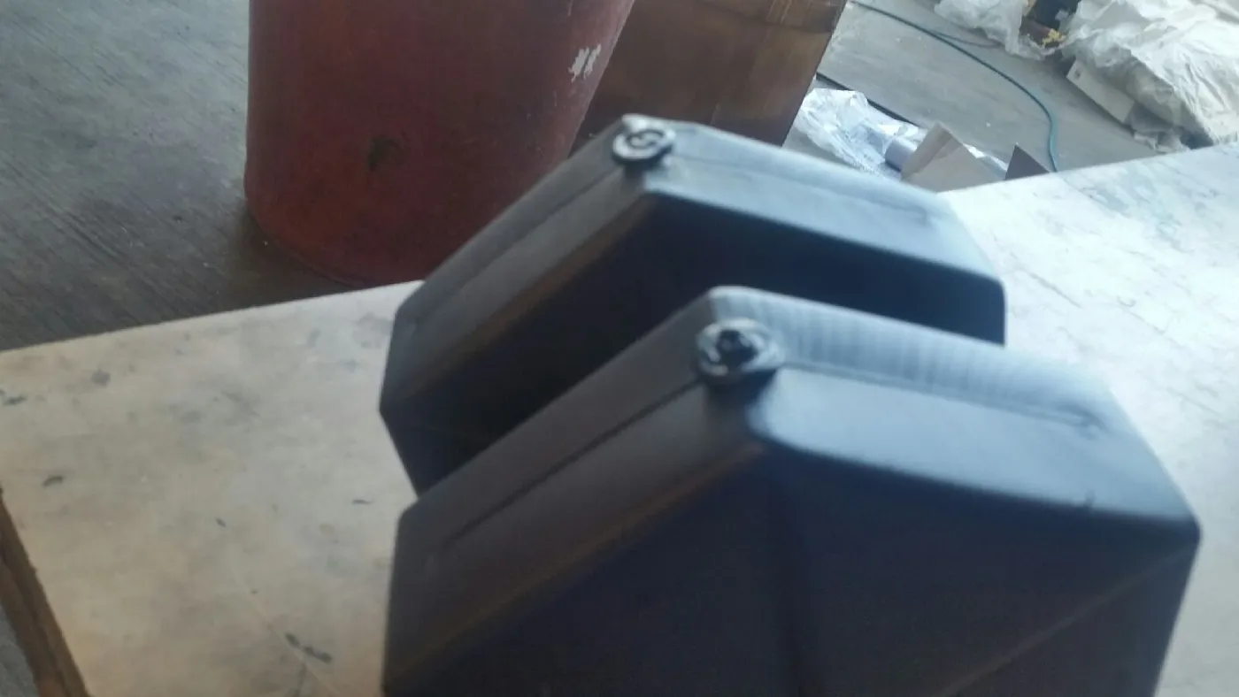 Close-up of a Hexprotect MAX R insulated tile edge and stainless steel connector