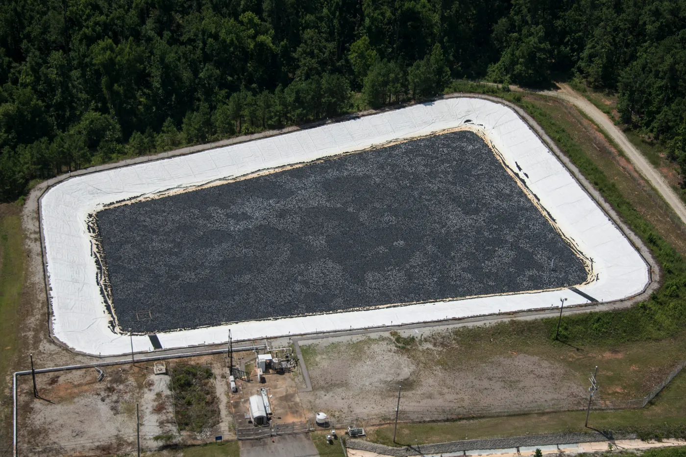 Aerial view of a rectangular lined basin fully covered by Rhombo Hexoshield floating tiles